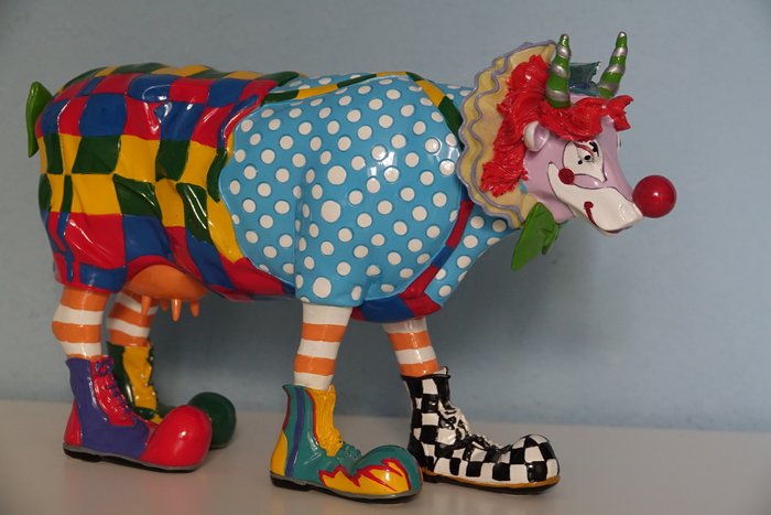 Корова клоун. Корова в клоунском костюме. Клоун с слоном поделка. Корова в клоунском парике.