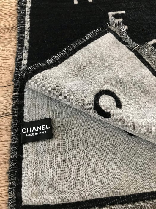 Chanel - cashmere and silk scarf - Catawiki