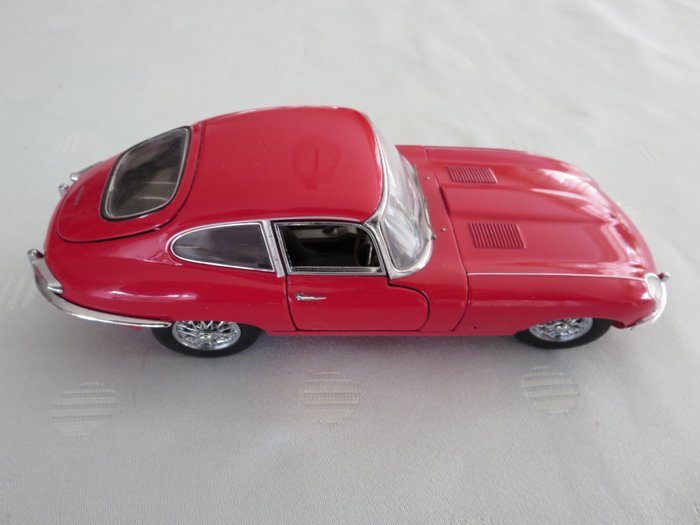 Ягуар Type 1961 e красный