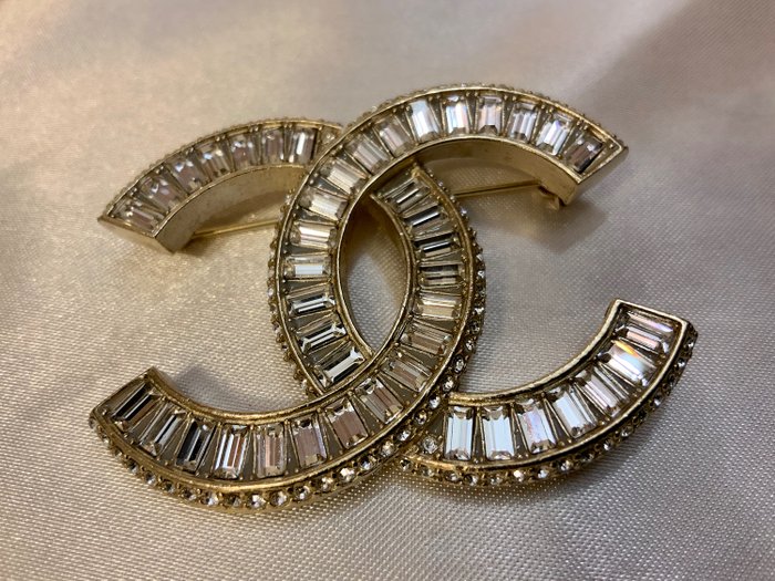 Shop CHANEL 2023-24FW Brooches & Corsages by sunnyfunny