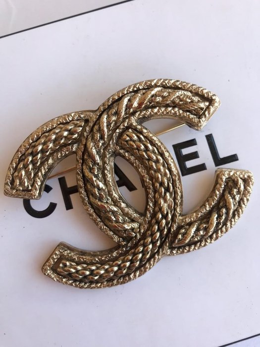 Chanel - Logo Chanel Brooch - Catawiki