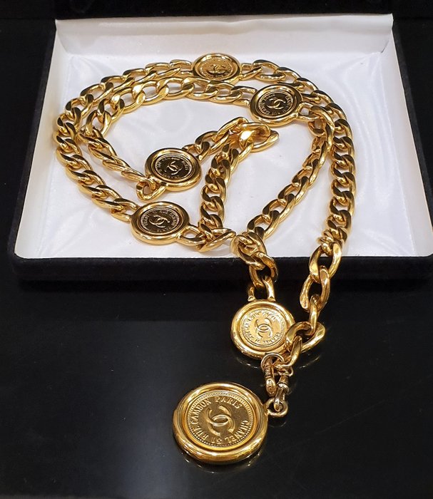 CHANEL 18kt gold plated CC logo 31 Rue Cambon Medallion Necklace