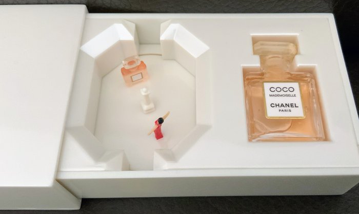 Chanel - Miniature and music box Coco Mademoiselle (2) - Glass - Catawiki