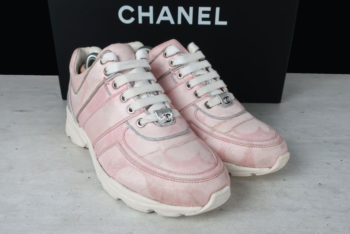 Chanel 22P White Leather Pink CC Flat Lace Up Tie Runner Trainer Sneaker  39.5