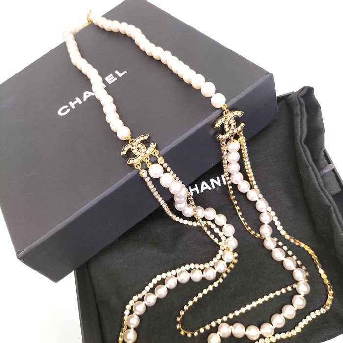 chanel pearl necklace with cc logo
