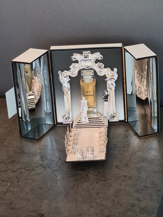 Chanel - boîte défilé de mode miniature Chanel perfume - Catawiki