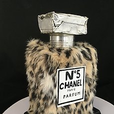 Norman Gekko (XX-XXI) - Giant Safari Chanel N.5 - Catawiki