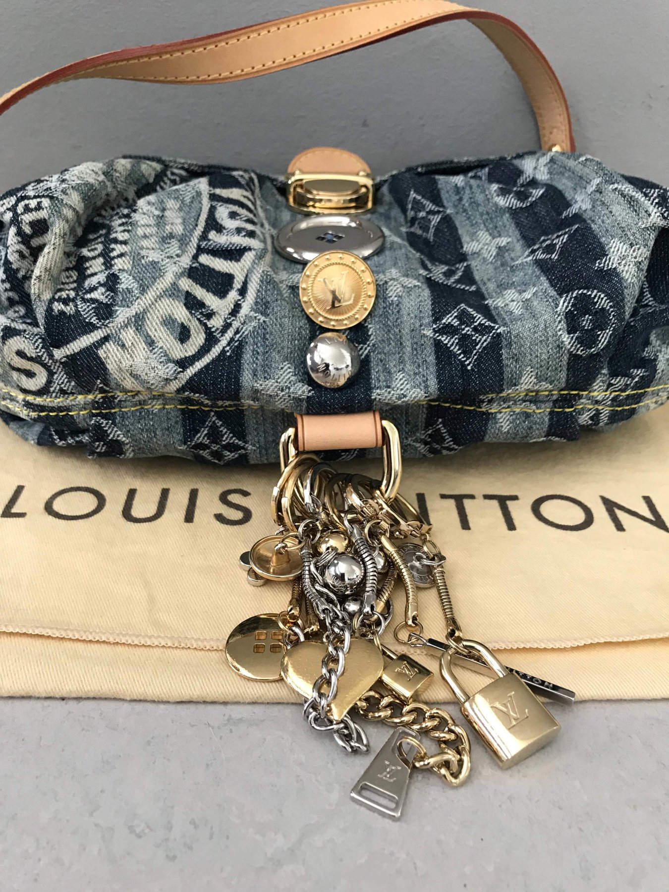 Louis Vuitton - Judy Blame Denim Striped Pleaty Mini Raye bag Shoulder bag  - Catawiki