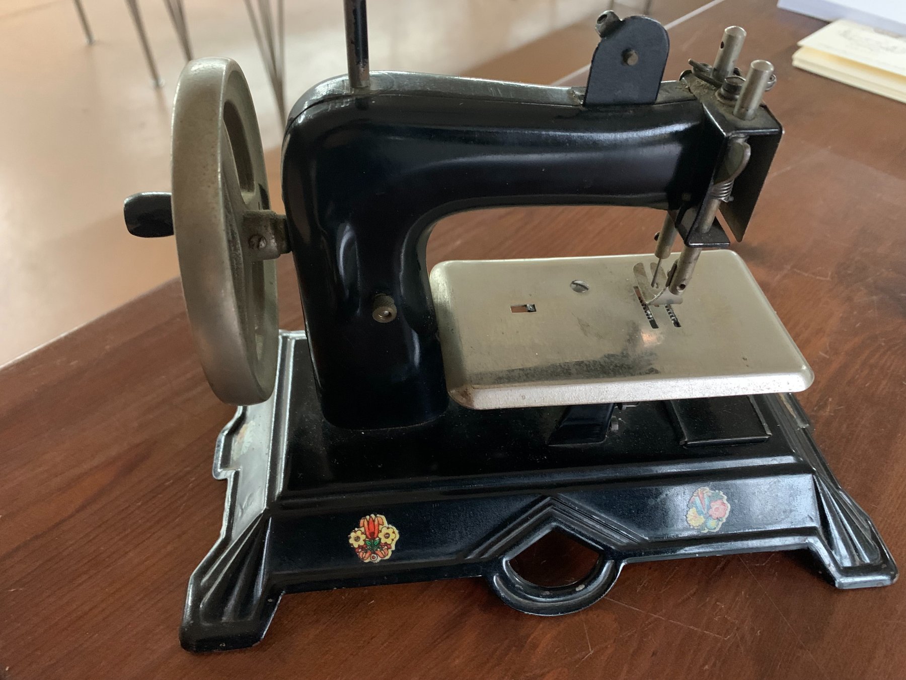 Regina Hand crank toy sewing machine 19401949 Catawiki