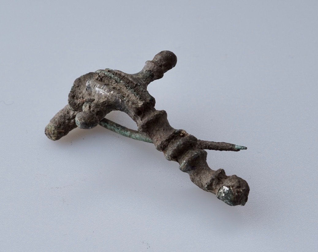 Ancient Roman Bronze fibula complete with needle *NO - Catawiki