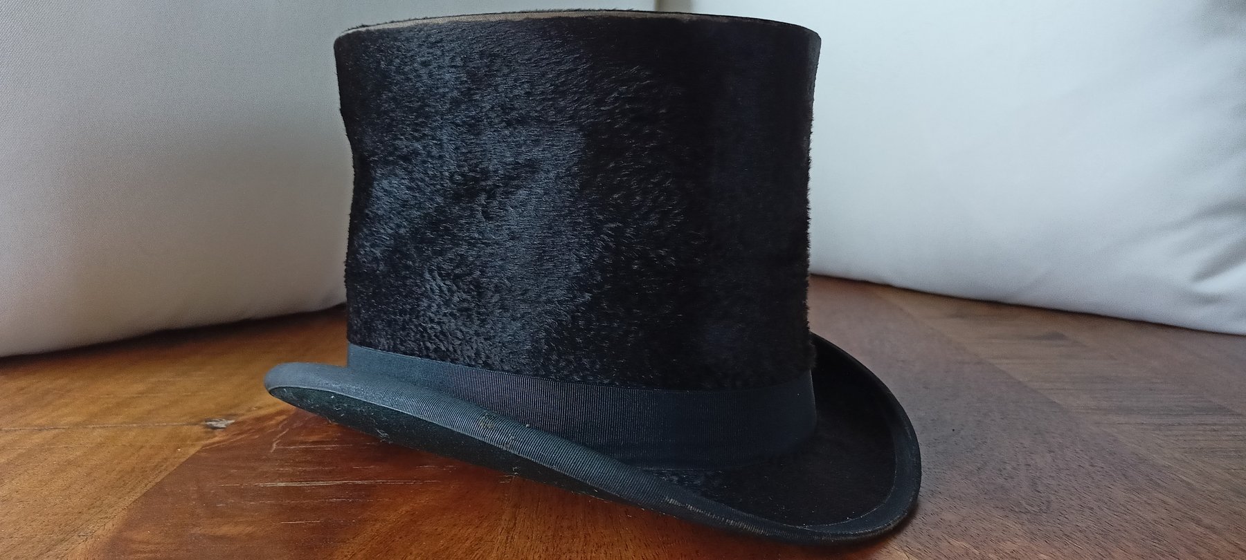 Hat or helmet (1) - Black velvet (a priori) - Catawiki