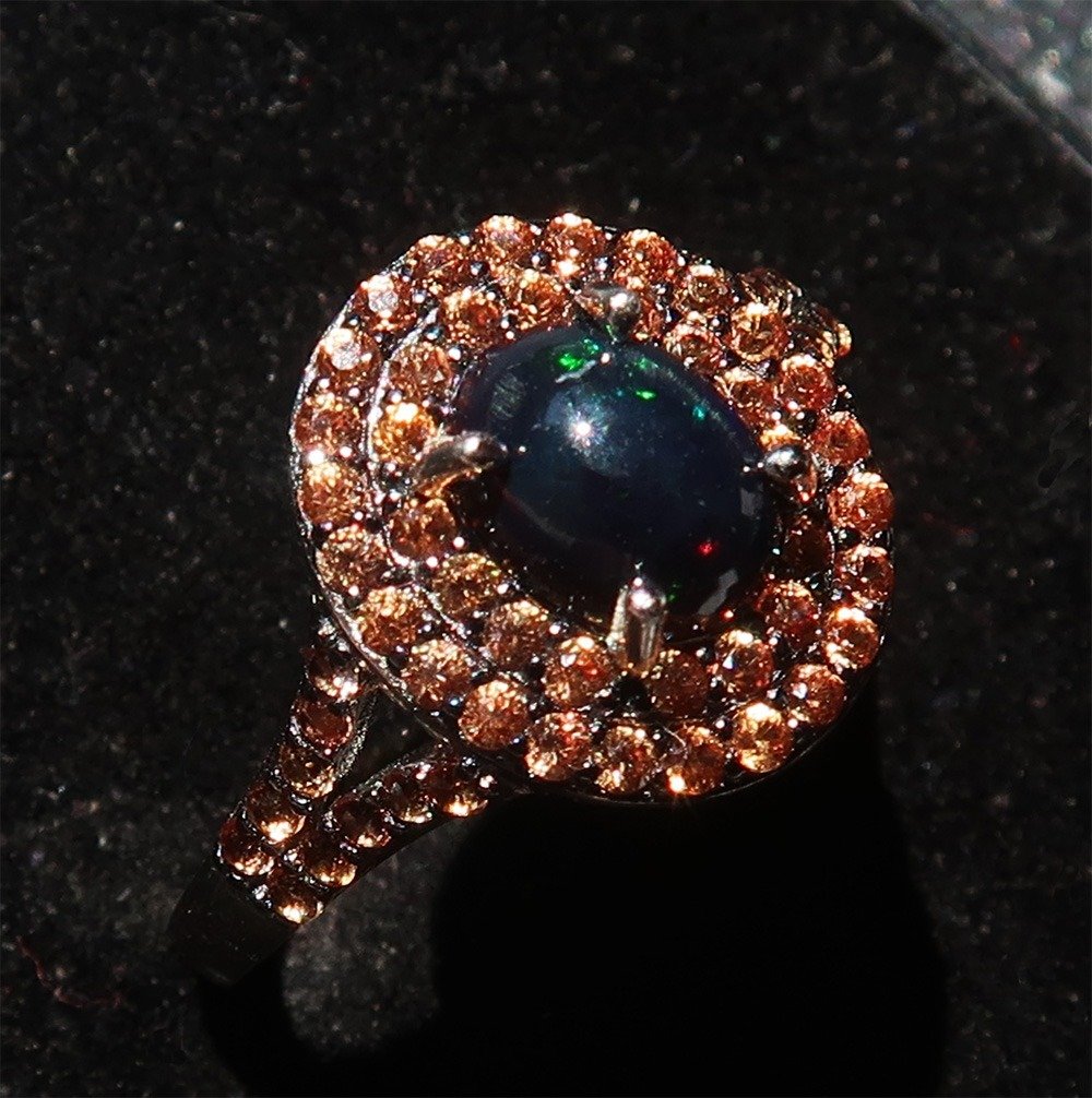 Bague de foi orn e d une opale noire et de saphirs El vation