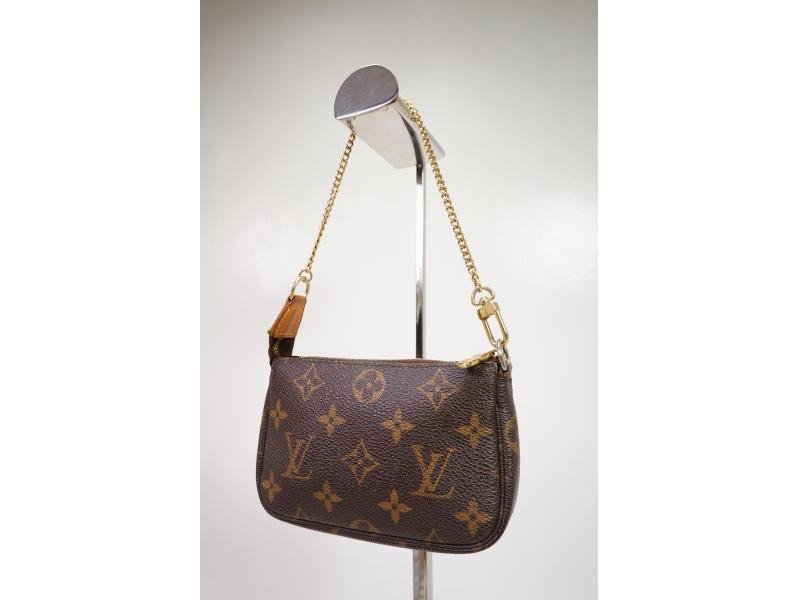 Lv mini best sale pochette size