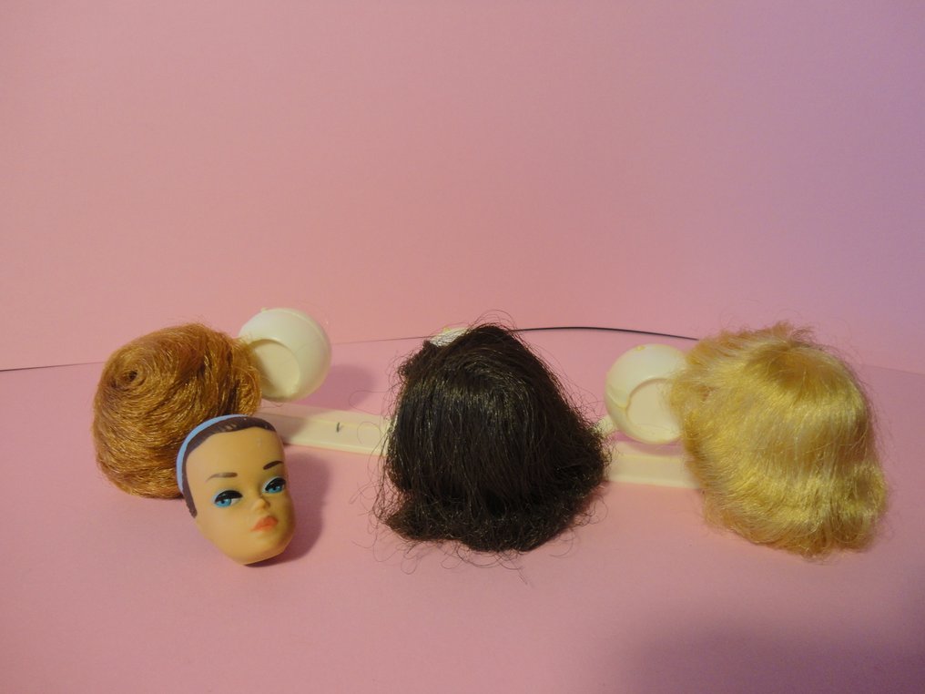 Discrepantie Veeg Schrijft een rapport Barbie accessoires - Mattel - Vintage 3 pruiken uit 1960, - Catawiki