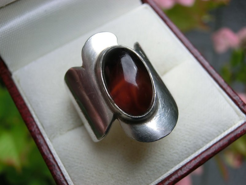 rammelaar Onvoorziene omstandigheden Verbonden Zilveren design ring met donker rood / bruine steen - Catawiki