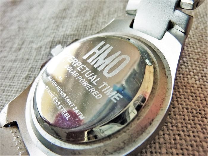 montre hmo perpetual time solar powered prix