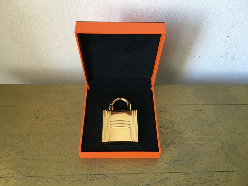 Charlotte Bronte un acreedor el último Hermès – Perfume en forma de candado - Catawiki