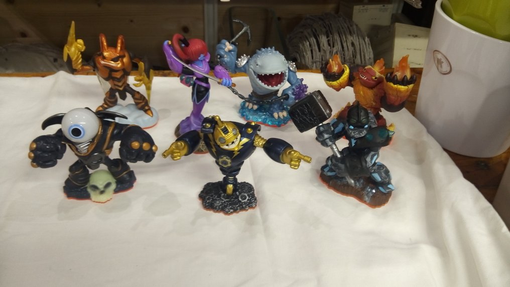 Lot of 23 Skylanders Giants figurines, some rare Catawiki