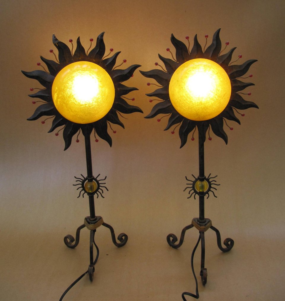 mastermind øje greb Two cheerful lamps from the 1970s/80s shaped like a sun! - Catawiki