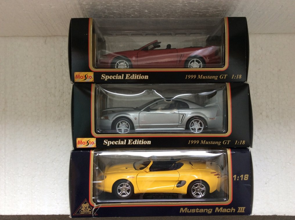 Maisto - Scale 1/18 - Lot with 3 models: 1999 Ford Mustang - Catawiki