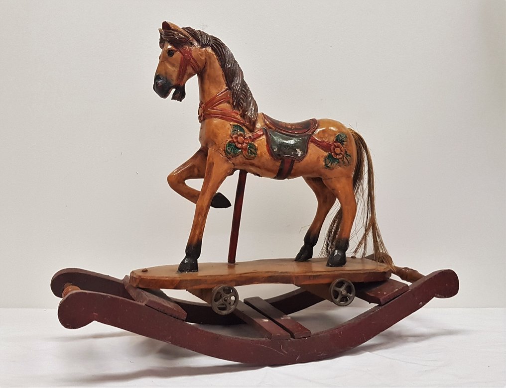 dramatisch Beneden afronden steekpenningen Antiek houten hobbelpaard / decoratie paard op wieltjes - - Catawiki