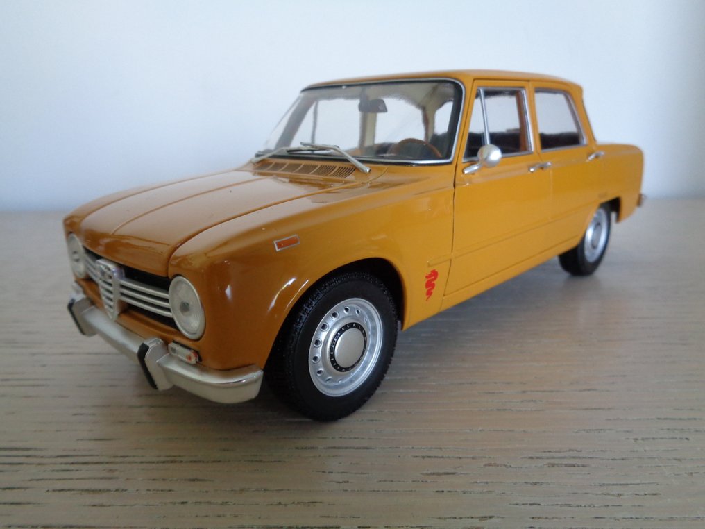 PMA製 アルファロメオ ジュリアCARABINIERI 1970 1/18 Diecast model cars Alfa Romeo Giulia 1/18 Minichamps