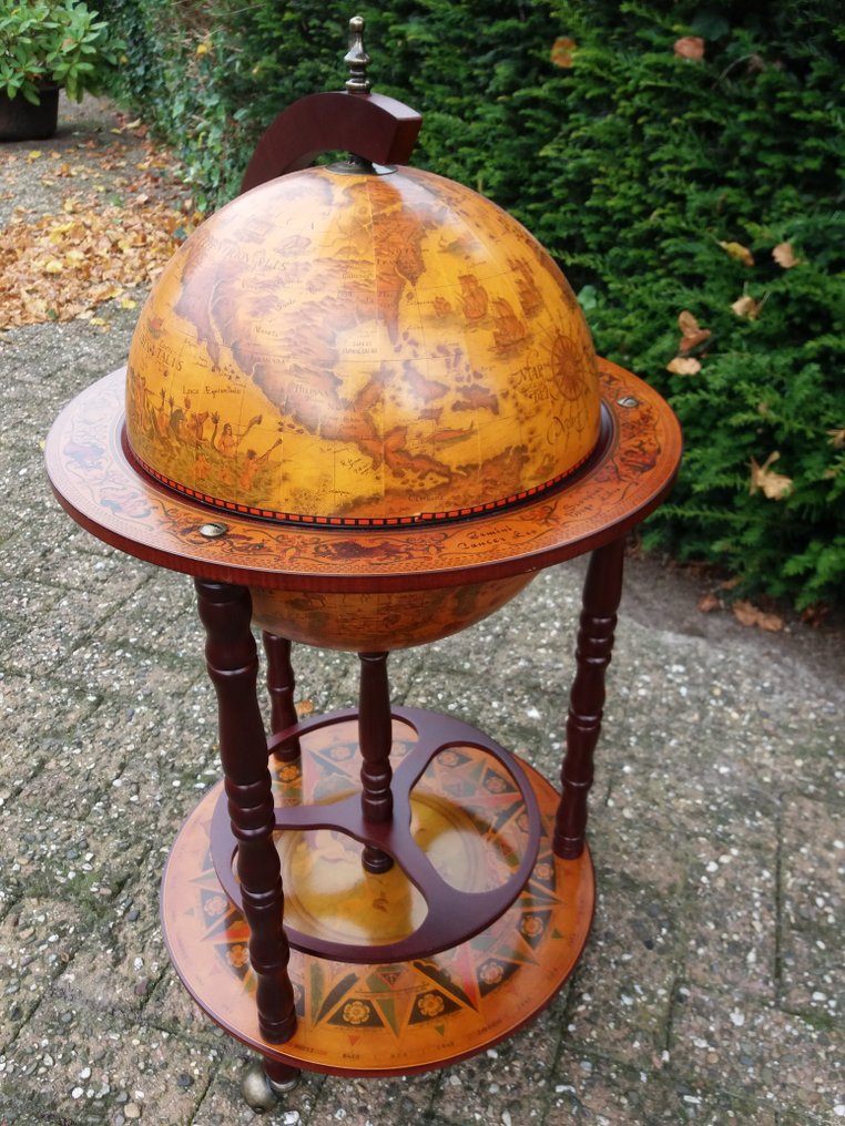 straal Overeenkomstig Monopoly Schitterende houten wereldbol of globe als minibar - Catawiki