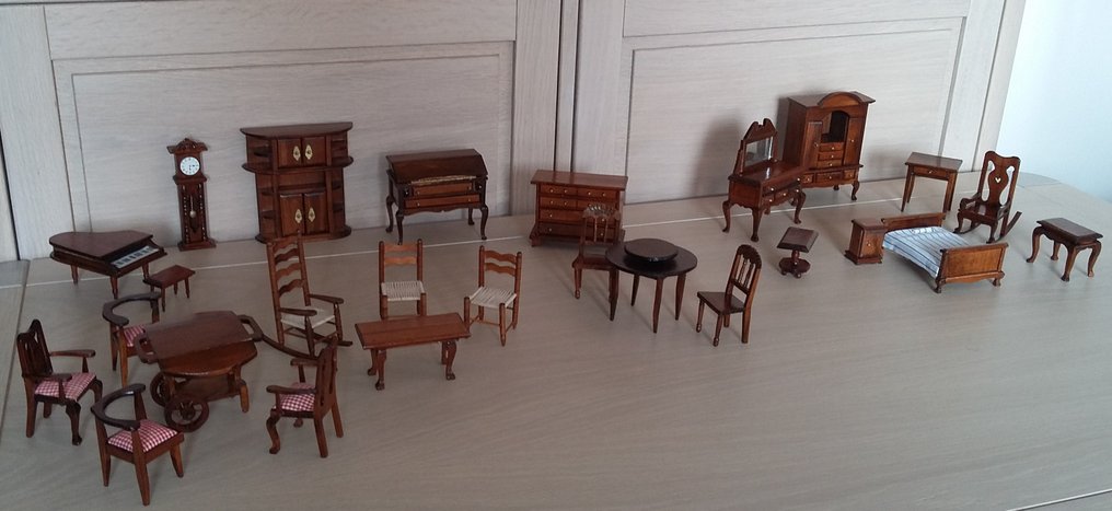 stad Ik was mijn kleren Beknopt Collectie van 26 houten poppenhuis meubeltjes - Catawiki