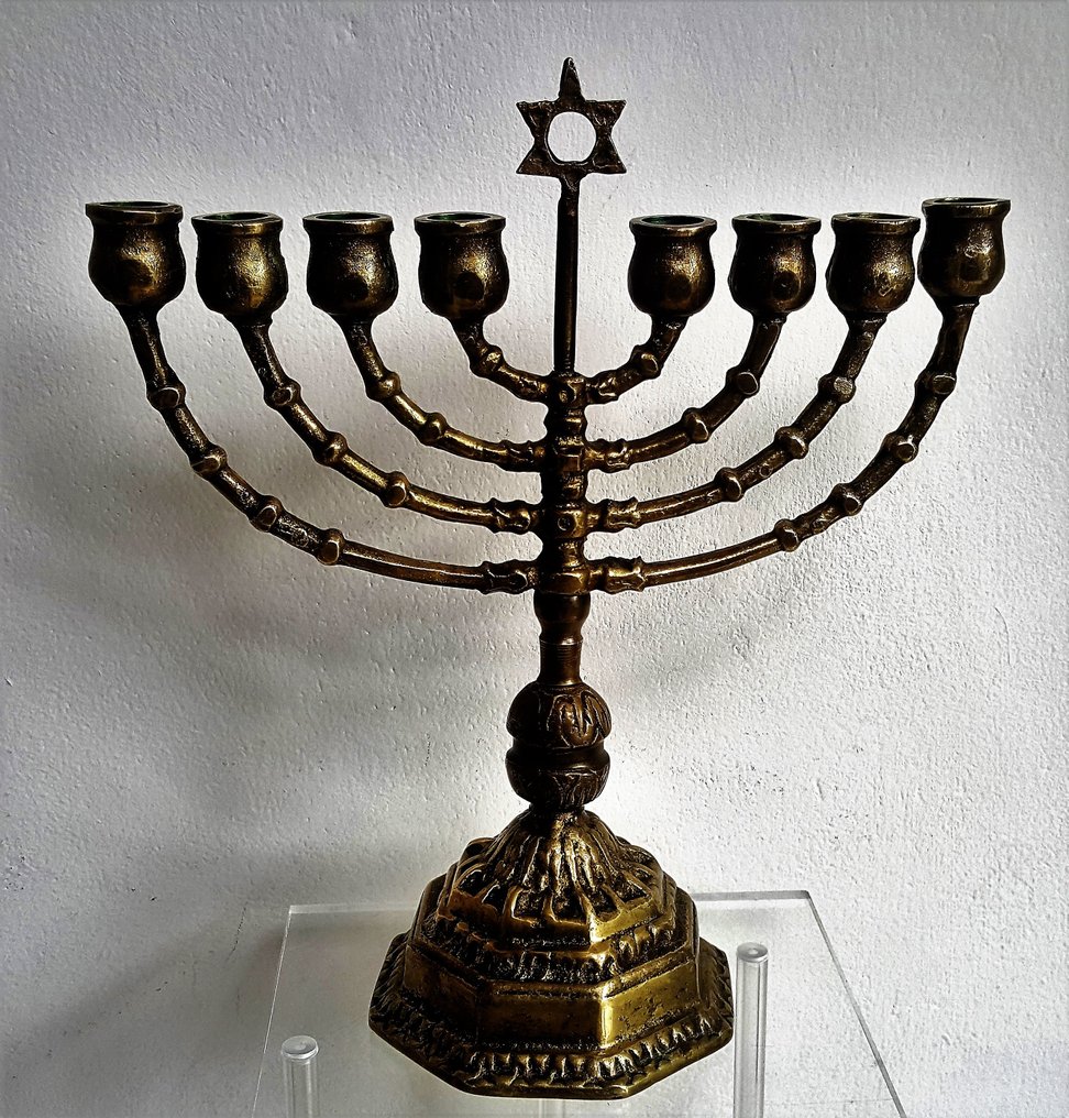 Doodt Taalkunde Guggenheim Museum Joodse 8 armige Chanukah kandelaar - Copper - Catawiki