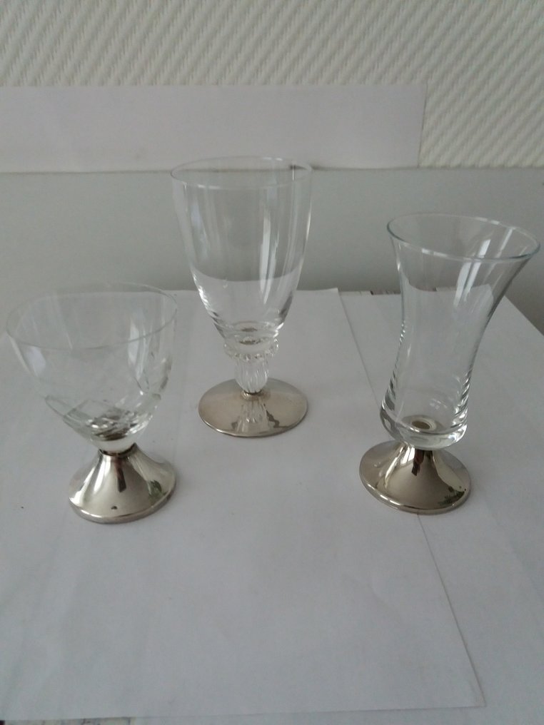 Pak om te zetten plus item 3 Antieke glazen op Hollands zilveren voet (2) - Zilver, - Catawiki