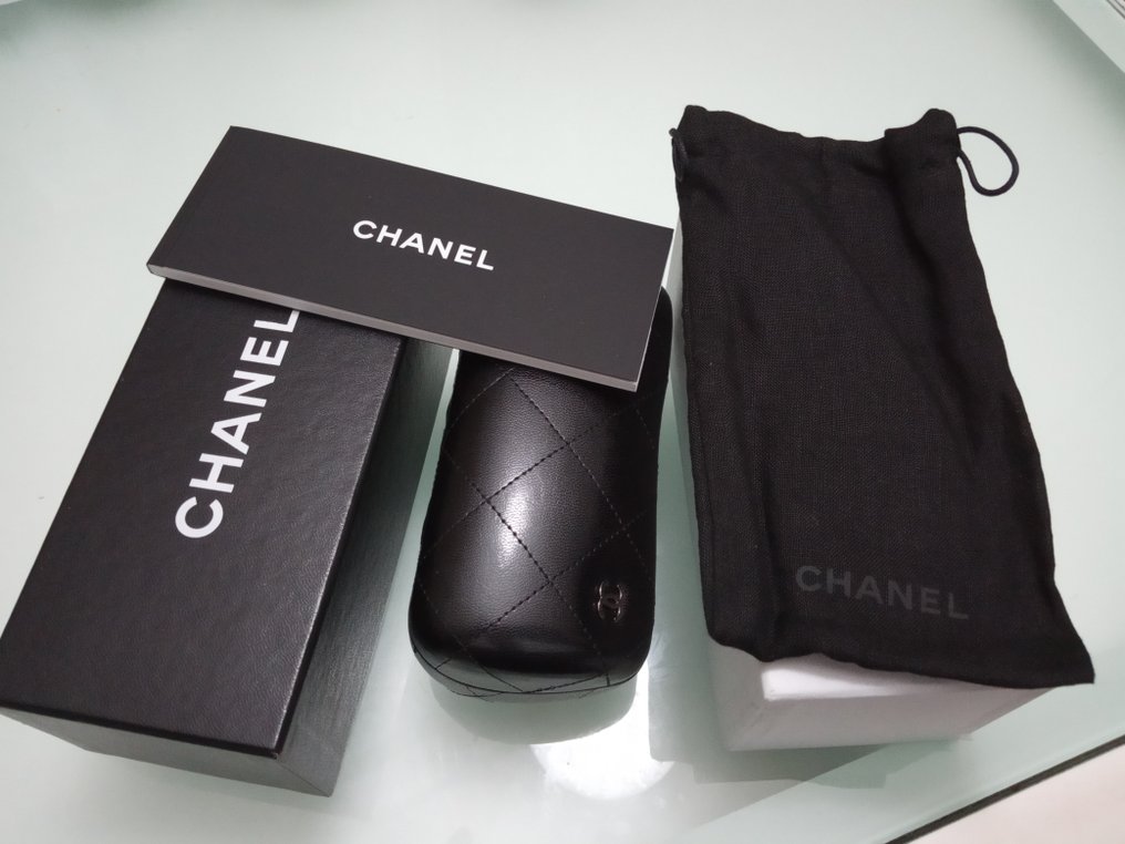 snap Pijnboom Onveilig Chanel brillenkoker - Catawiki