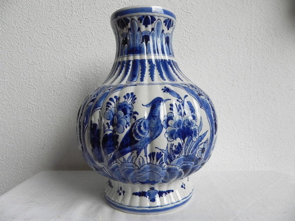 Apt Boven hoofd en schouder Cadeau Porceleyne Fles - Delft vase decorated with a bird and - Catawiki