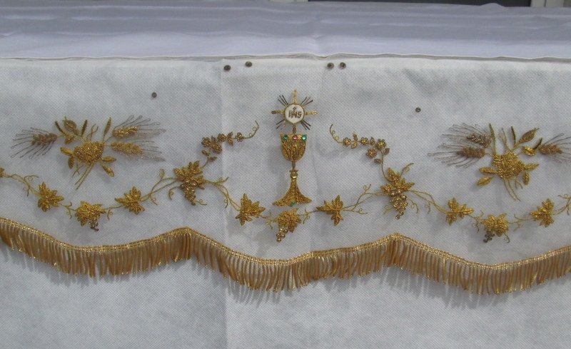 Tovaglie per altare ricamate a mano con fili d'oro - Italia - Catawiki