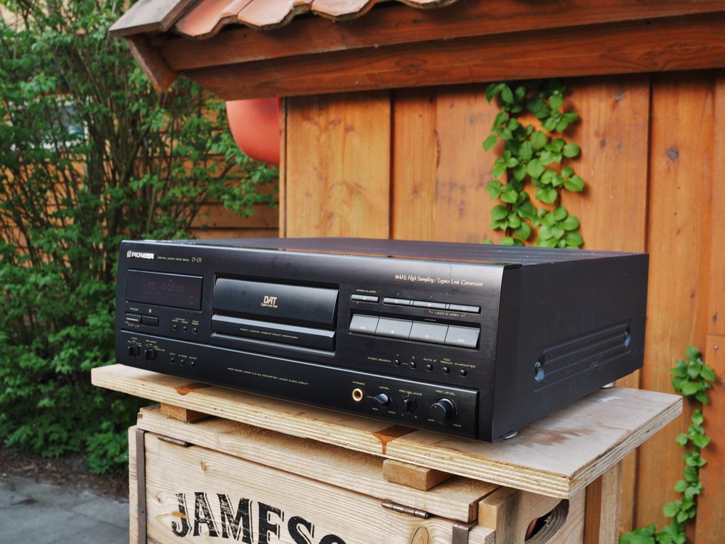 Pioneer D-05 DAT-recorder handles up to 96 kHz upsampling - Catawiki