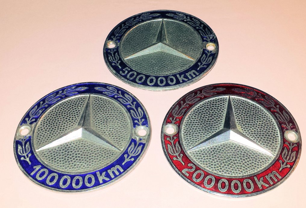 Onleesbaar Afstoting Rand Drie originele Mercedes Benz emblemen - 100.000, 200.000 en - Catawiki