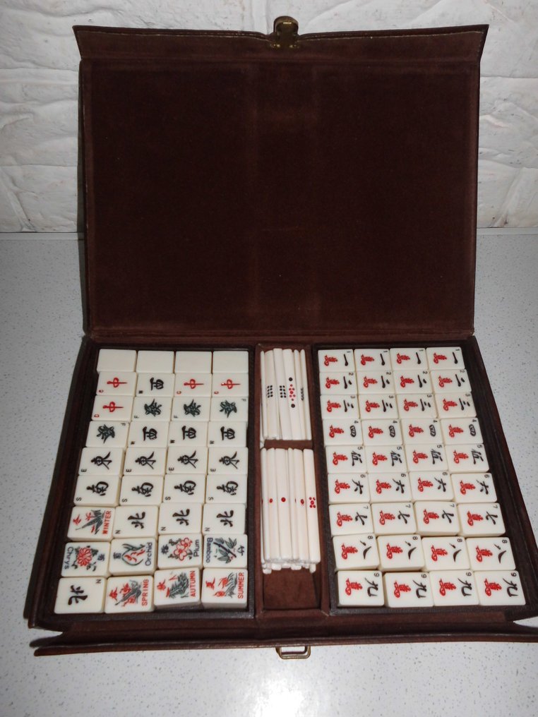 afbreken compromis roem Een Mahjong spel met 136 stenen, gemaakt van bamboe en - Catawiki