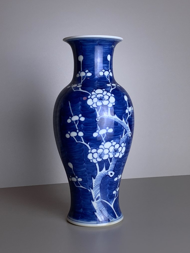 Kinesisk omvendt malet Prunus-vase - - Catawiki
