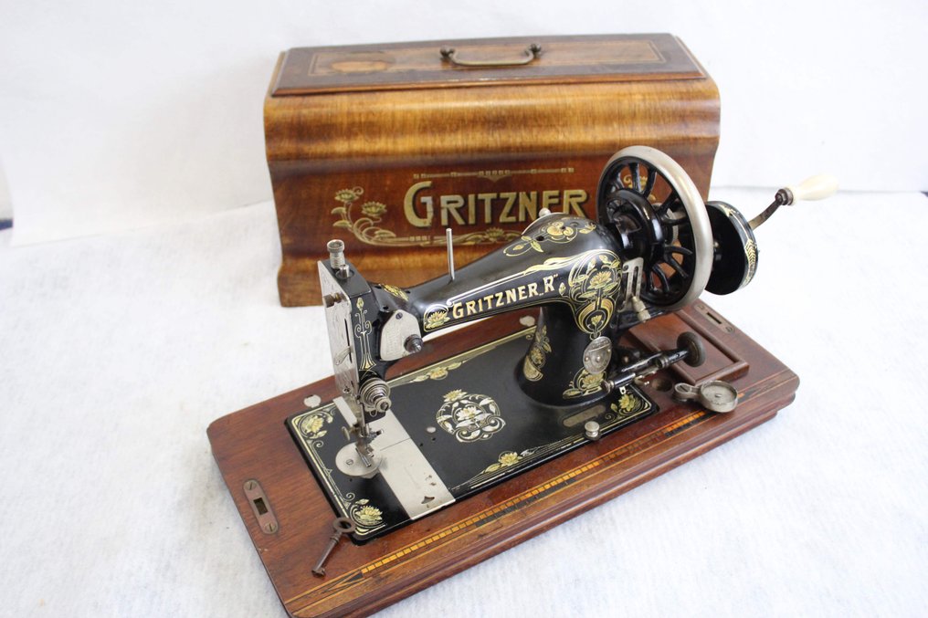 Gritzner - Hånd symaskin med trehette og nøkkel - Tre - Catawiki