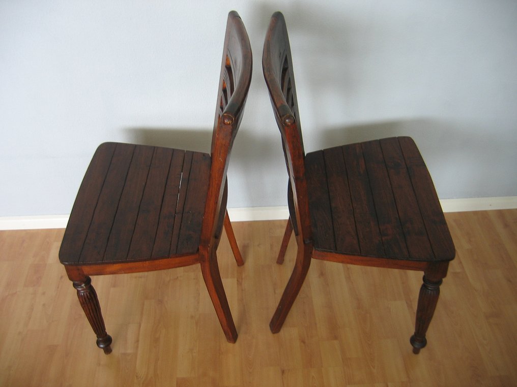 Dinkarville Ontdek Onhandig Twee koloniale stoelen - Raffles Style - teakhout - Catawiki