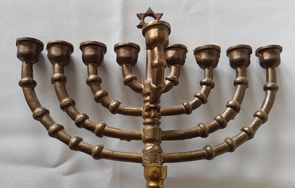 Blijven pariteit Poging Joodse Menorah-kandelaar met 9 armen (1) - gegoten brons - Catawiki