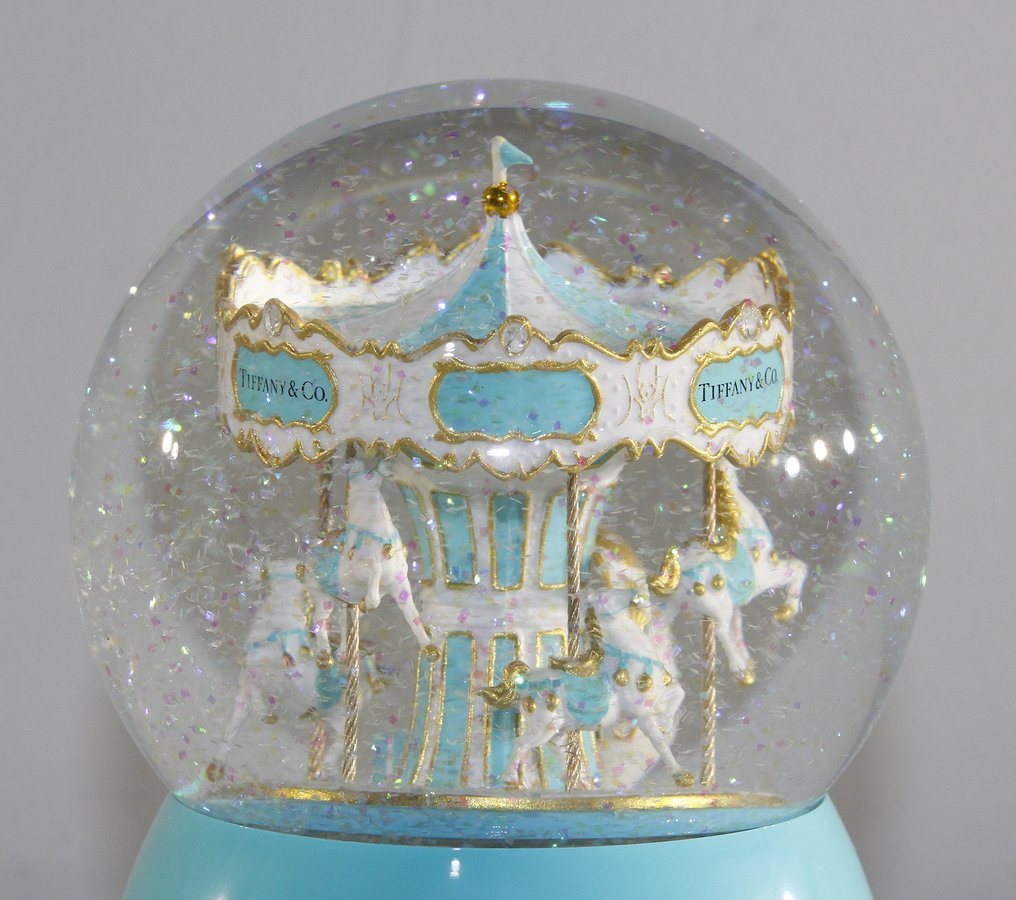 TIFFANY CO. Glass snow globe on a sky-blue - Lot 160 - Le Floc'h
