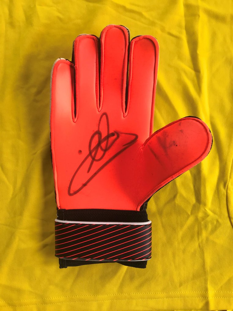 Real Madrid - Iker Casillas - Goal keeper gloves, Jersey - Catawiki