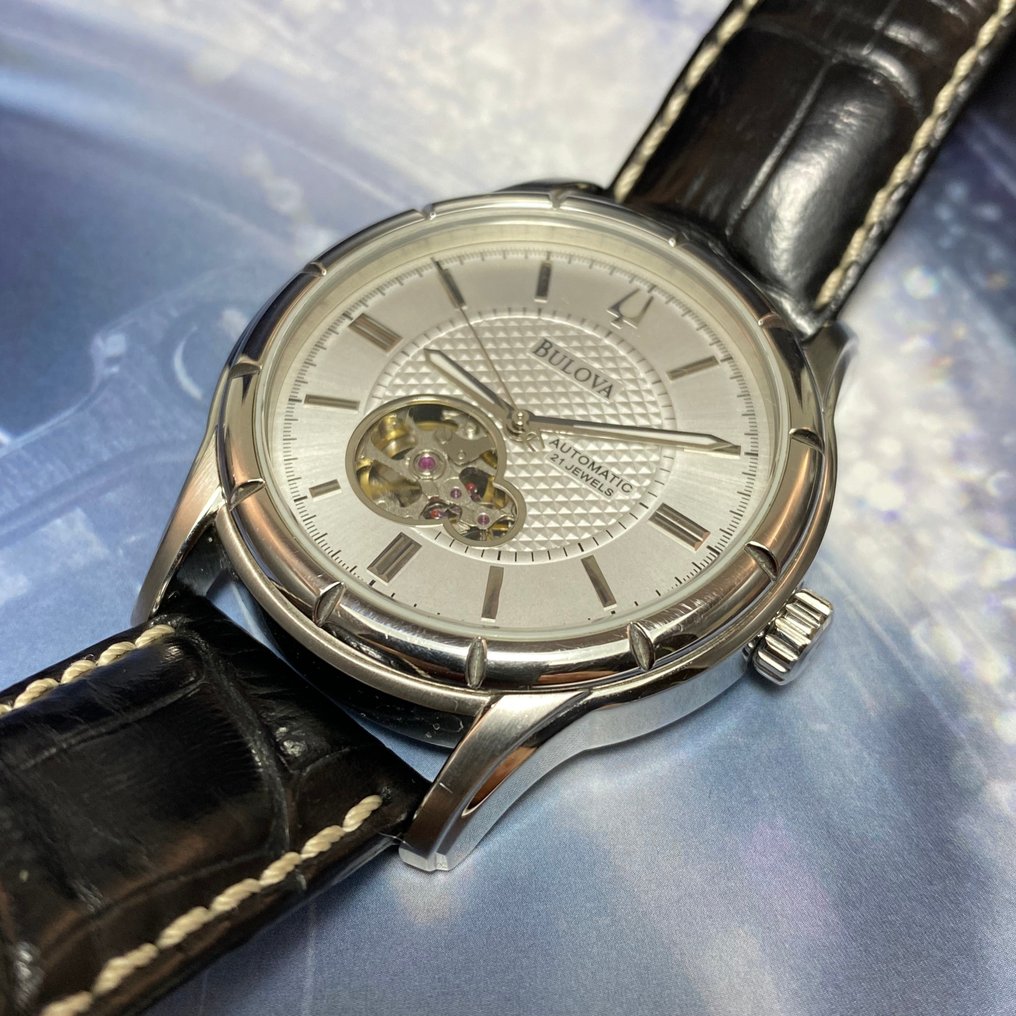 BEAUTIFUL BULOVA AUTOMATIC 21 JEWELS STAINLESS STEEL 44MM WRIST
