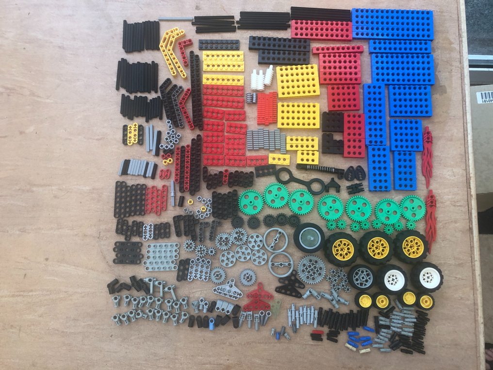 aankleden Op de een of andere manier Interpretatief LEGO - Technic - LEGO technic losse onderdelen en vier - Catawiki