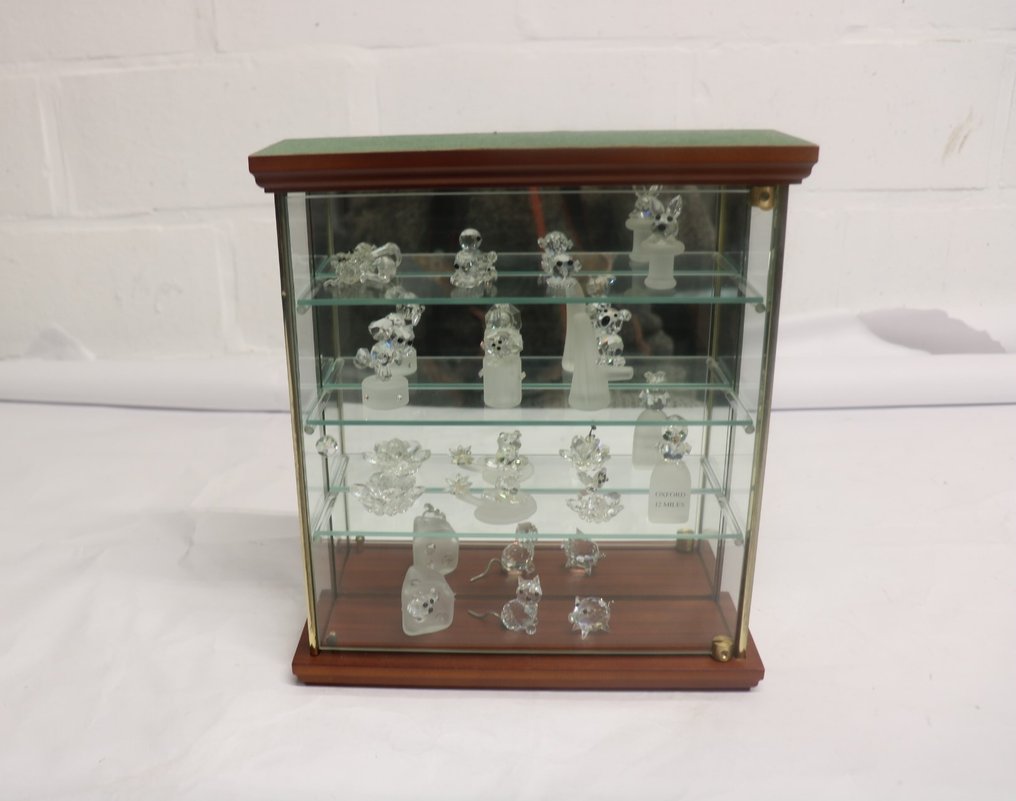 Nederigheid Gevoel van schuld ballon small display case with 14 crystal miniatures, 2 of which - Catawiki