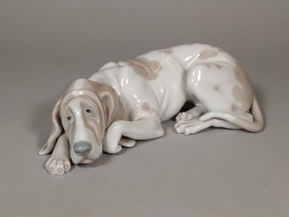 Lladro Estatuilla - Perro acostado - Porcelana - Catawiki