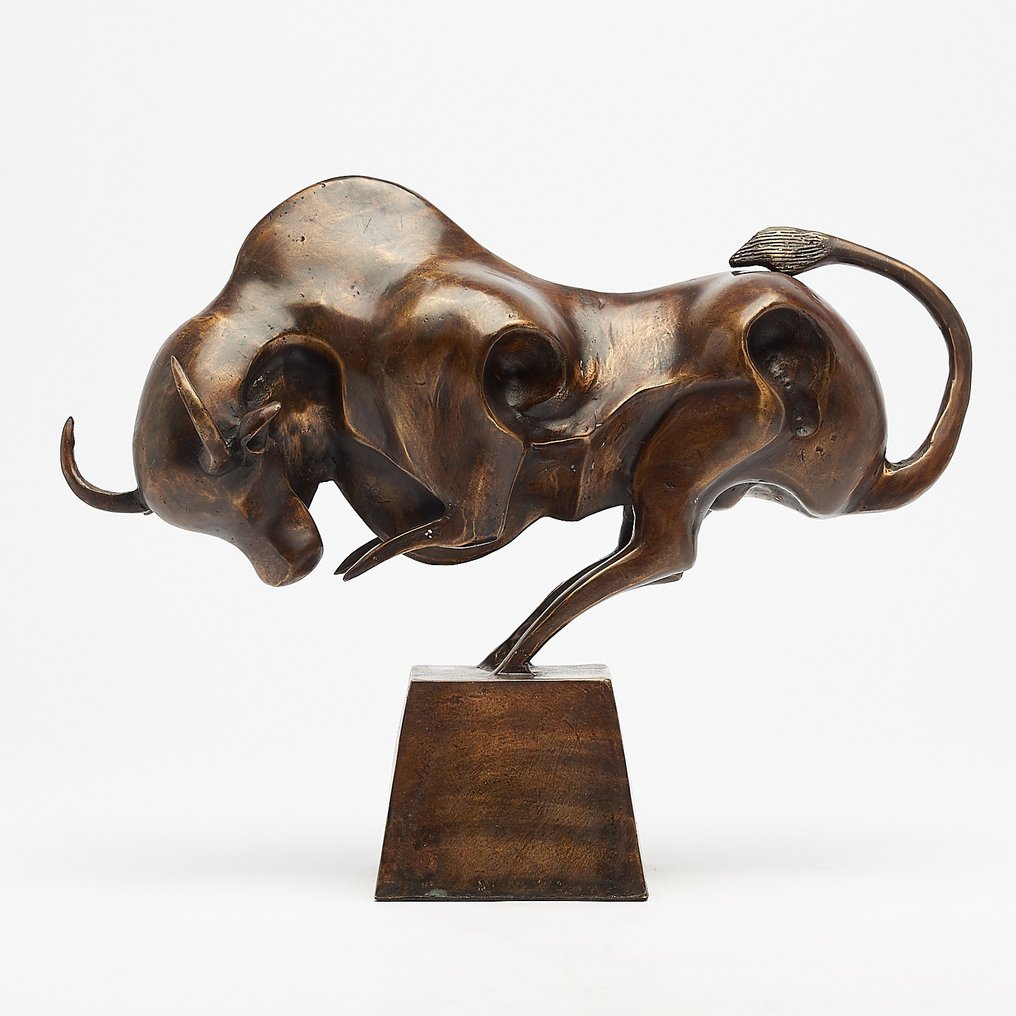 Scultura, Bronze Sculpture of a Striking Bull with base Video link