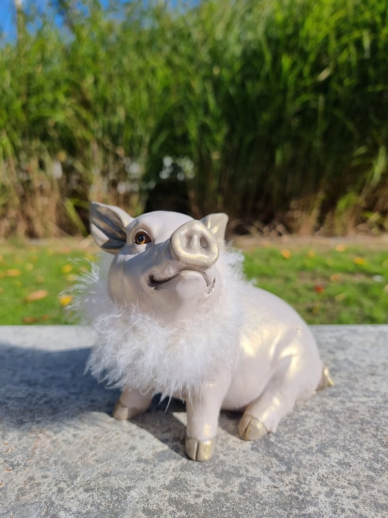 Sculpture, Little pigs Resin/Polyester Catawiki