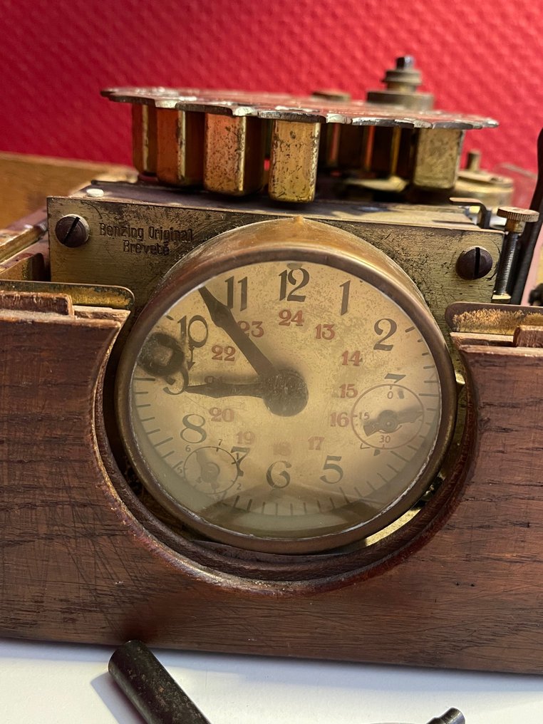 Pigeon racing clock Alloy, Brass, Wood Catawiki