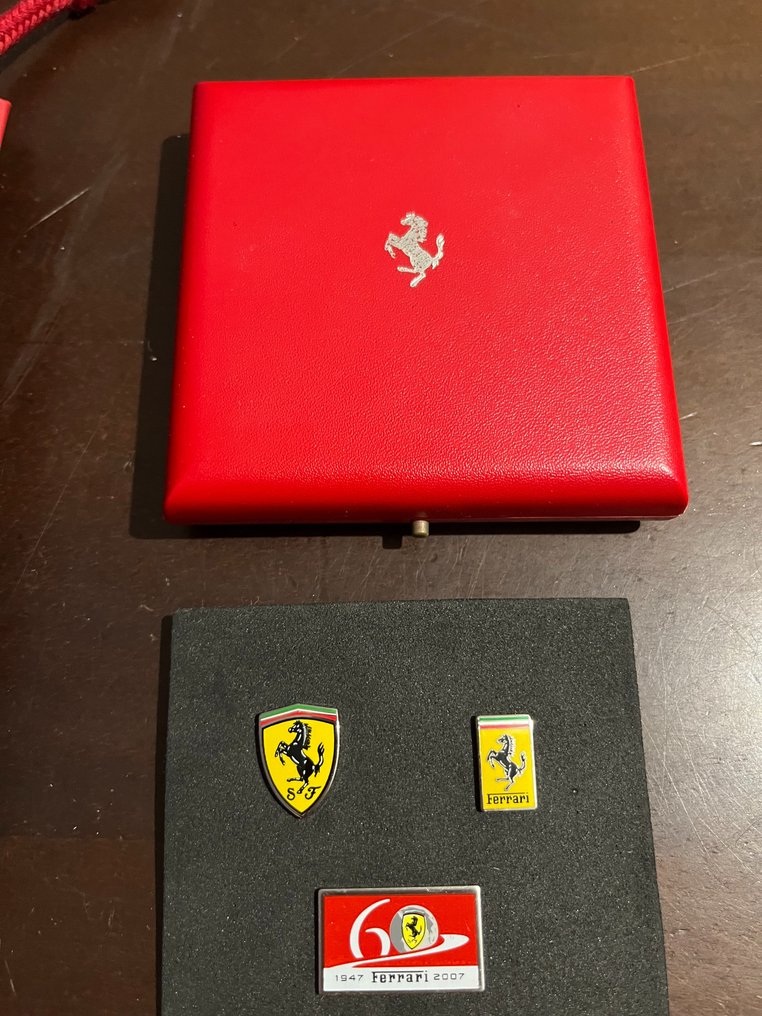 Emblem/mascot/badge - collezione di 3 spille Ferrari - 60 - Catawiki